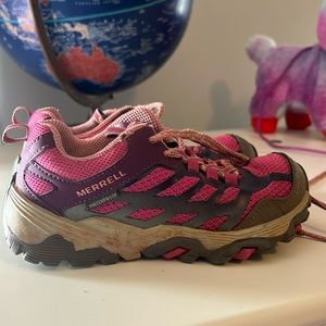 In great condition merrel shoes